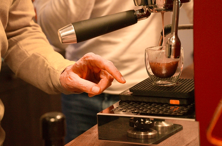 Barista beim Tampen
